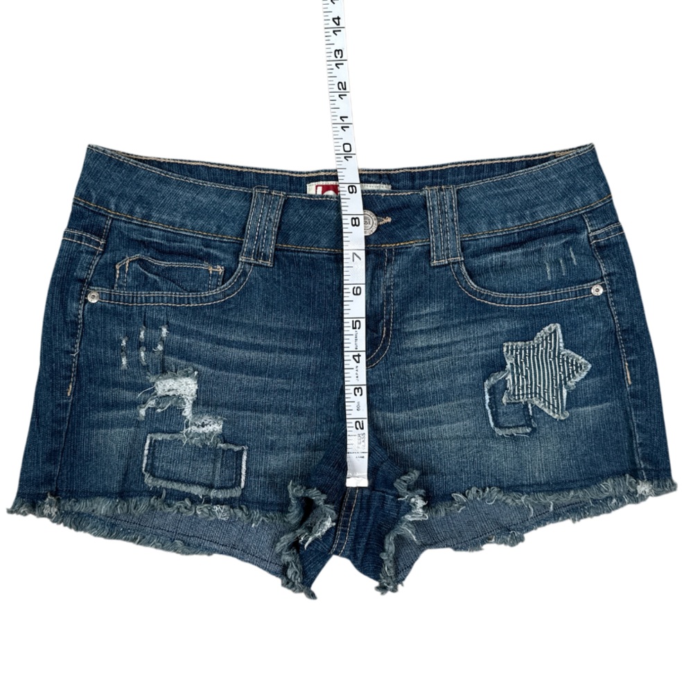 L.E.I. Ashley Low-Rise Distressed Star Patch Jean Shorts Juniors Size 9 - Picture 6 of 8